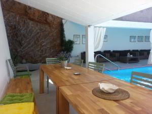 Bazén v ubytovaní Villa Kalmar - Heated pool and spectacular sea view alebo v jeho blízkosti