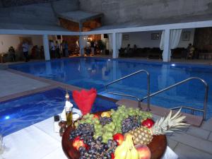 Bazén v ubytovaní Villa Kalmar - Heated pool and spectacular sea view alebo v jeho blízkosti