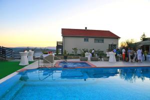 Bazén v ubytovaní Villa Kalmar - Heated pool and spectacular sea view alebo v jeho blízkosti
