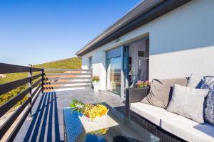 Balkón alebo terasa v ubytovaní Villa Kalmar - Heated pool and spectacular sea view