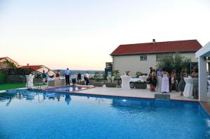 Bazén v ubytovaní Villa Kalmar - Heated pool and spectacular sea view alebo v jeho blízkosti