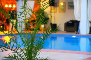 Bazén v ubytovaní Villa Kalmar - Heated pool and spectacular sea view alebo v jeho blízkosti