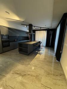 una cucina con tavolo e sedie in una stanza di Skyline Soak, Views & Jacuzzi a San Giuliano