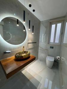 Uma casa de banho em Skyline Soak, Views & Jacuzzi