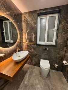 Uma casa de banho em Skyline Soak, Views & Jacuzzi