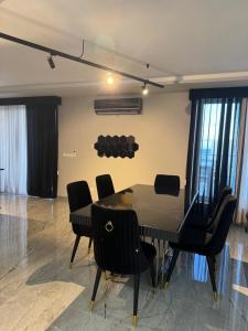 Uma área de estar em Skyline Soak, Views & Jacuzzi