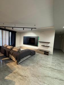um quarto com duas camas e uma TV de tela plana em Skyline Soak, Views & Jacuzzi em St Julian's