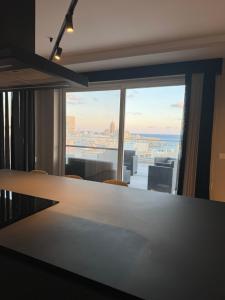 Uma cama ou camas num quarto em Skyline Soak, Views & Jacuzzi