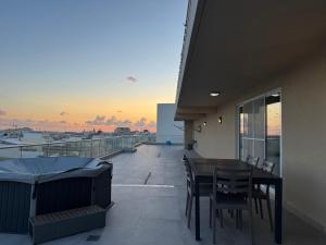 Uma varanda ou terraço em Skyline Soak, Views & Jacuzzi