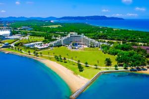 福冈罗伊伽斯Spa度假酒店的海滩度假村的鸟瞰图