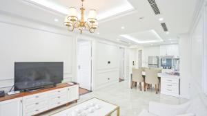 Kuchyň nebo kuchyňský kout v ubytování Luxe Paradise Residence 79 Nguyen Du
