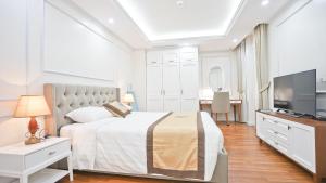 TV a/nebo společenská místnost v ubytování Luxe Paradise Residence 79 Nguyen Du