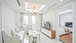 TV a/nebo společenská místnost v ubytování Luxe Paradise Residence 79 Nguyen Du