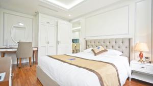 Postel nebo postele na pokoji v ubytování Luxe Paradise Residence 79 Nguyen Du