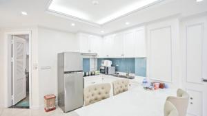 Kuchyň nebo kuchyňský kout v ubytování Luxe Paradise Residence 79 Nguyen Du