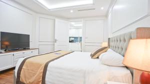 Postel nebo postele na pokoji v ubytování Luxe Paradise Residence 79 Nguyen Du