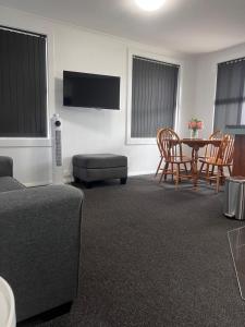 TV a/nebo společenská místnost v ubytování Apartment on Parker