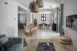 salon z kanapą i stołem w obiekcie Villa Mañana w mieście Simurina
