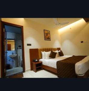 Postel nebo postele na pokoji v ubytování Hotel Harigovindas Express Mysore