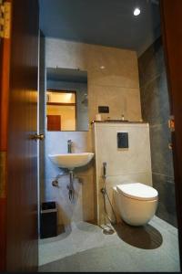 Koupelna v ubytování Hotel Harigovindas Express Mysore + 25 fotografií