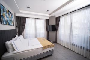 een hotelkamer met een bed en een televisie bij Alion Hotel in Konak