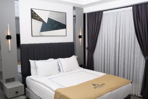 een slaapkamer met een bed en een raam bij Alion Hotel in Konak