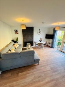 Гостиная зона в Seascape Bliss - My Joyful Coastal Retreat in Youghal`s heart - Family Friendly - Long Term Price Cuts