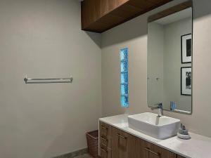 Ban Thung Pa HaeoにあるStarry Hill House Chiangmai - บ้านสวนชมดาวの洗面台と鏡のあるバスルーム +46枚の写真