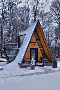una piccola cabina con tetto triangolare nella neve di Gočki Raj a Goč