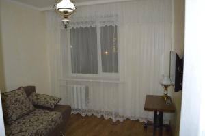 sala de estar con sofá y ventana en Apartment On Pribuzhskaya 2 en Khmelʼnytsʼkyy