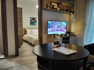 Posteľ alebo postele v izbe v ubytovaní Maiandros Downtown - 1 BR Apartment- Explore Center by foot - Close to Aristotelous square