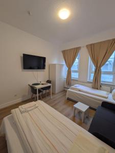 Μια τηλεόραση ή/και κέντρο ψυχαγωγίας στο Modernes Apartment mit 2 Schlafzimmern und Privatparkplatz nahe Innenstadt