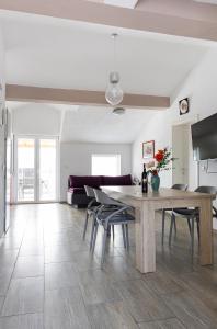 Μια τηλεόραση ή/και κέντρο ψυχαγωγίας στο Apartments Anita