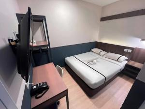Postel nebo postele na pokoji v ubytování Smile Hotel Subang USJ