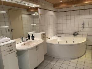 Koupelna v ubytování Klithjem Badehotel