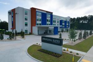 斯莱德尔SpringHill Suites by Marriott Slidell的前面有标志的建筑物