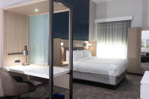 SpringHill Suites by Marriott Slidell客房内的一张或多张床位