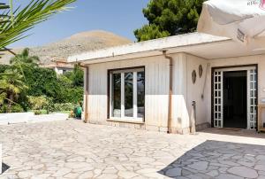 a house being constructed with a mountain in the background at Casa Giulù- in Palermo