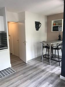 a kitchen and dining room with a table and chairs at Charmant studio au bord du lez in Montpellier