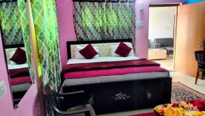 Rúm í herbergi á Premshi Guest House