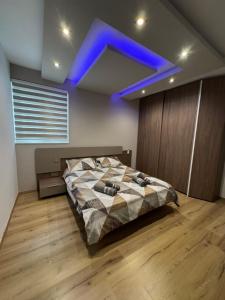 Uma cama ou camas num quarto em Skyline Soak, Views & Jacuzzi