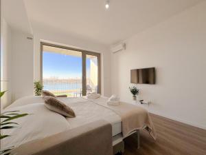 Ένα ή περισσότερα κρεβάτια σε δωμάτιο στο Blue Wave Apartment +16 φωτογραφίες