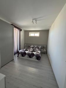 Uma cama ou camas num quarto em Skyline Soak, Views & Jacuzzi