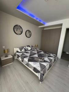 Uma cama ou camas num quarto em Skyline Soak, Views & Jacuzzi
