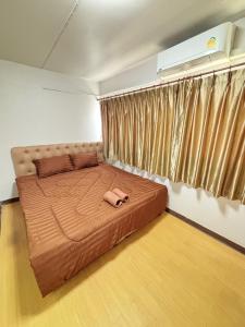 Thung Si KanにあるImpact - Don Mueng Condo C5の部屋の中に大きなベッドがある寝室
