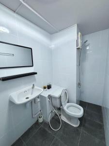Thung Si KanにあるImpact - Don Mueng Condo C5のトイレと洗面台を備えた白いバスルーム