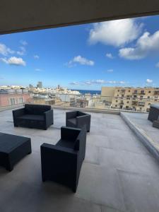 Uma área de estar em Skyline Soak, Views & Jacuzzi