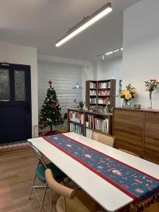 Фотография из галереи Oumuamua BOOKSTORE &GUESTHOUSE в городе Jianshui