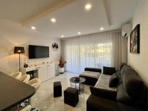 a living room with a couch and a table at chez Chantal zone touristique garage gratuit in Salou