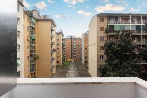 desde el balcón de un edificio de apartamentos en I San Siro I Steps to Metro, AC & Free WiFi, en Milán